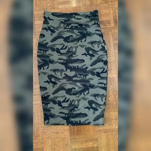 Camouflage print penicl skirt - size M/L